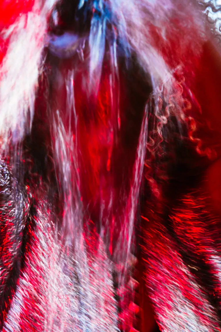 Retrato abstrato em movimento, iluminado em vermelho e azul.
